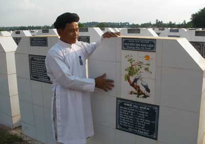 Những ngôi mộ có thơ, có tranh tại nghĩa địa.