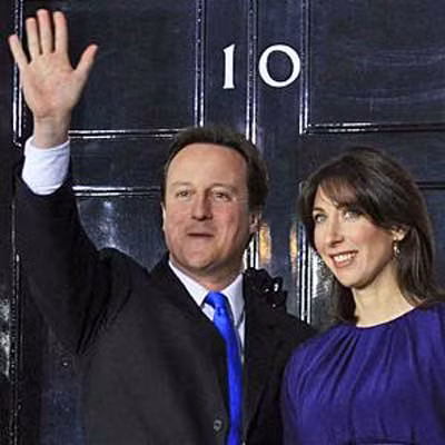 Thủ tướng David Cameron cùng vợ trước cửa nhà số 10