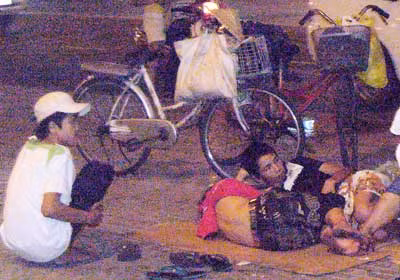 Cảnh sống phóng túng ngoài đường phố của một số trẻ em.