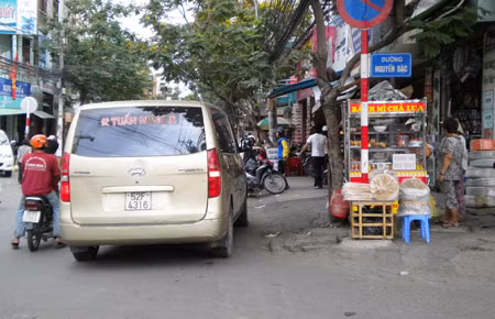 Một xe "dù" dừng đón khách ngay trước chợ Phạm Văn Hai.