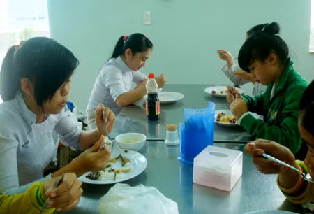 Ấm lòng nhờ bữa cơm trợ giá ảnh 1