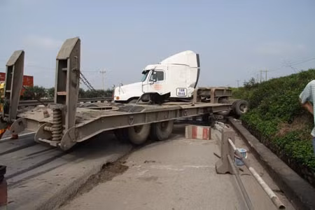 Một vụ tai nạn trên QL5 gây ùn tắc giao thông nghiêm trọng.
