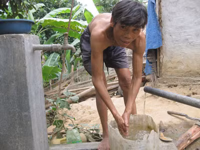 Người dân xã Hồng Thủy phải đi lấy nước suối có nhiều tạp chất dùng để sinh hoạt hằng ngày.
