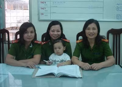 Những phút thư giãn hiếm hoi của Trung tá Kiều Thúy Hồng; Đại úy Nguyễn Thị Quỳnh và Thượng úy Nguyễn Kim Thúy.