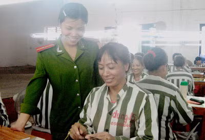 Quản giáo Trại giam Thanh Phong hướng dẫn phạm nhân làm việc.