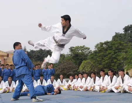 Học viên Trường Trung cấp Cảnh sát vũ trang với bài tập võ thuật.