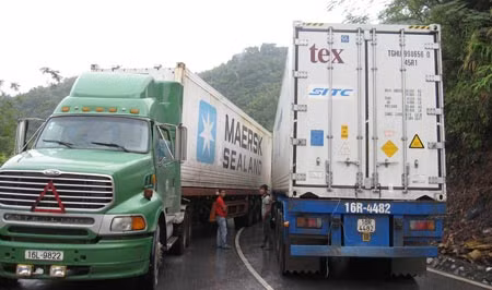Miền núi cũng lo "hung thần" container ảnh 1