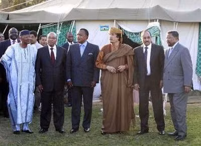 Các nhà đàm phán AU cùng Tổng thống Libya Moammar Gadhafi chụp ảnh bên ngoài căn lều Bedouin ở đại bản doanh Bab al-Aziziya tại thủ đô Tripoli hôm 10/4. Ảnh: Reuters
