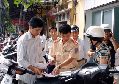 Cảnh sát giao thông Công an quận Hoàn Kiếm Hà Nội đang giúp người dân làm thủ tục đăng ký xe.