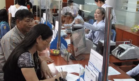 Khách hàng làm thủ túc gửi tiết kiệm tại một chi nhánh NHTM ở Hà Nội. Ảnh minh họa.