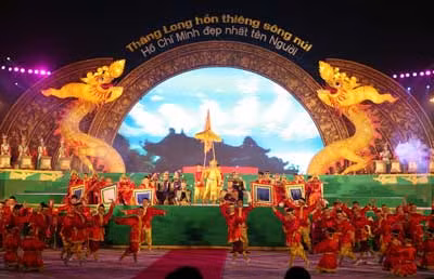 Một tiết mục văn nghệ trong chương trình “Thăng Long hồn thiêng sông núi - Hồ Chí Minh đẹp nhất tên Người”.