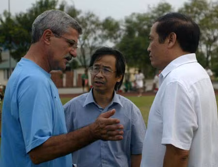 PCT VFF Nguyễn Lân Trung (giữa) xuất hiện quá muộn tại SEA Games 26. Ảnh: Q.M..