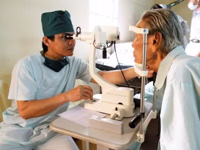 Bác sĩ Nguyễn Xuân Vũ- Trung tâm điều trị mắt kỹ thuật cao đang khám mắt cho bệnh nhân.