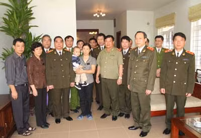 Đại tướng Lê Hồng Anh chúc Tết gia đình các đồng chí nguyên là lãnh đạo Bộ Công an ảnh 1
