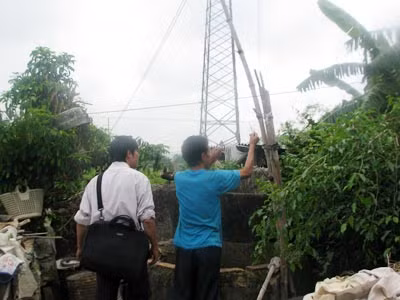 Ông Chu đang dùng bút thử điện cho phóng viên xem.