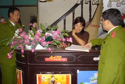 Công an quận Hoàng Mai (Hà Nội) kiểm tra hành chính các nhà nghỉ.