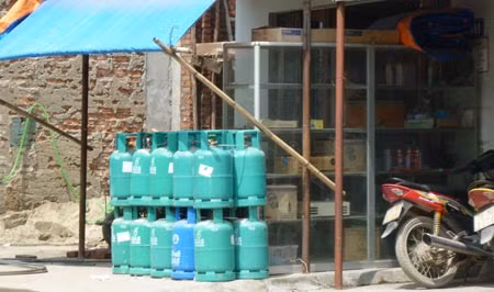 Các cơ sở kinh doanh, sang triết gas luôn tiềm ẩn nguy cơ cháy nổ.