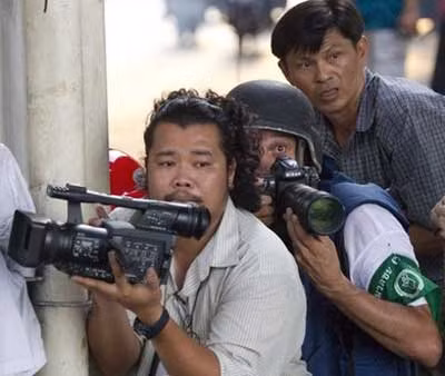 Phóng viên đang tác nghiệp.