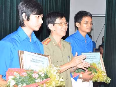Công an Đà Nẵng khen thưởng quần chúng bắt tội phạm ảnh 1