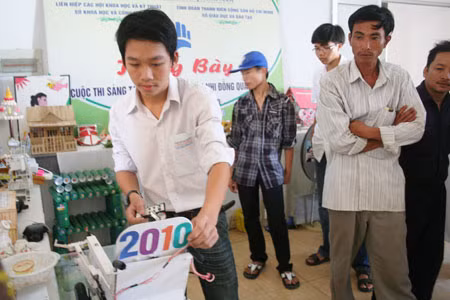 Chế tạo xe lăn cầu thang cho người khuyết tật ảnh 1