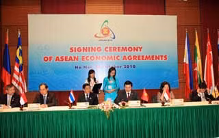 Quang cảnh Lễ ký kết văn kiện của các Bộ trưởng Kinh tế ASEAN. Ảnh: TTXVN.