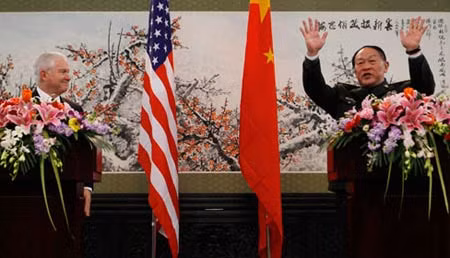 Bộ trưởng Quốc phòng Mỹ Robert Gates (trái) và người đồng cấp Trung Quốc Lương Quang Liệt.