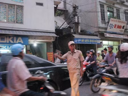 Bác Trịnh Đình Tâm vất vả điều khiển giao thông trong giờ cao điểm.(Ảnh chụp lúc 18h ngày 3/11).