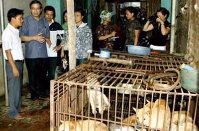 Đoàn thanh tra liên ngành giám sát, kiểm tra tại các cơ sở chế biến, kinh doanh tại một số Quận, nội thành Hà Nội. Ảnh: K.Hà