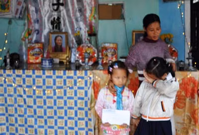 Hai cháu bé con chị Tươi và bà Đặng Thanh Hà.