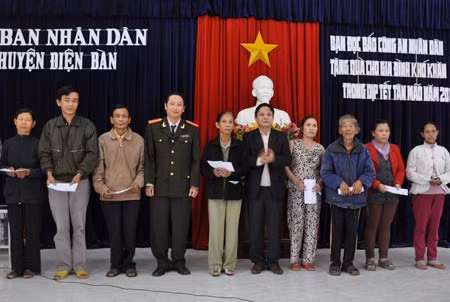 Lãnh đạo huyện Điện Bàn cùng đại diện Báo CAND trao quà cho thân nhân các gia đình có người bị bệnh và hoàn cảnh khó khăn.
