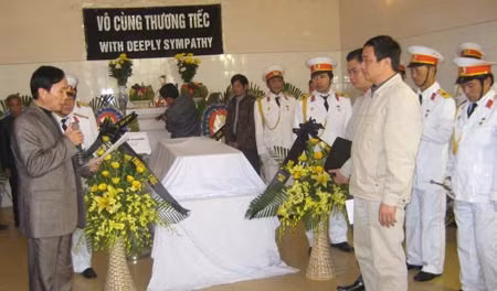 Đưa tiễn các nạn nhân trong vụ đắm tàu trên Vịnh Hạ Long ảnh 1
