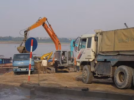 Nhiều trường hợp khai thác cát, tập kết vật liệu xây dựng không phép dọc sông Hồng.