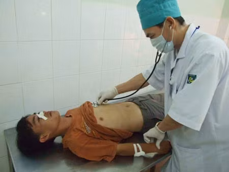 Bác sĩ đang điều trị thương tích cho anh Công.
