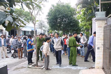 Một công nhân bị thang máy đè chết ảnh 1