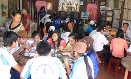 Các em học sinh Trường THPT Đoàn Văn Tố ăn cơm trưa.