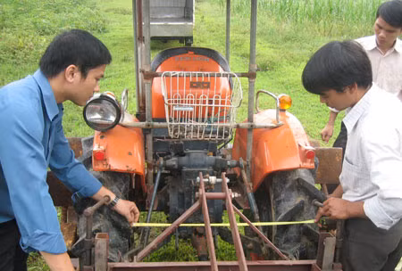 Thầy giáo trẻ và chiếc máy đào lạc "made in Việt Nam" ảnh 1