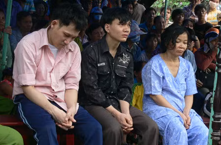 Thanh (bìa trái) và vợ con tại Tòa.