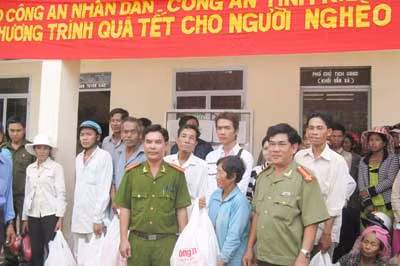 Đại diên Báo CAND, Công an tỉnh Kiên Giang và Công an huyện U Minh Thượng tặng quà Tết cho bà con nghèo ở xã Minh Thuận.