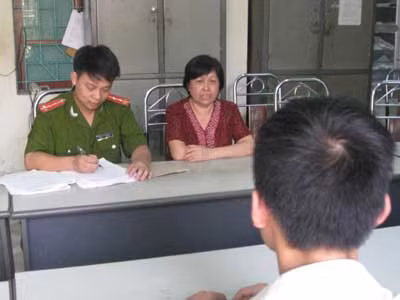 Bà Say phối hợp với cán bộ Phòng CSĐT tội phạm về ma tuý Công an tỉnh Lào Cai phiên dịch một vụ án ma túy.