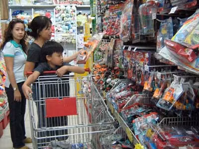 Đồ chơi trẻ em không có tem hợp quy vẫn bày bán tràn lan trên thị trường kể cả trong siêu thị.