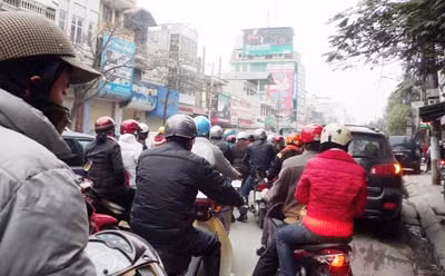 Dãy phương tiện phải đi tốc độ "rùa" trên phố Tây Sơn ngày 13/1.