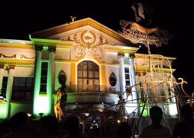 Nhà hát Tiffanys Shone (Pattaya) - nơi các nghệ sỹ chuyển giới thường.