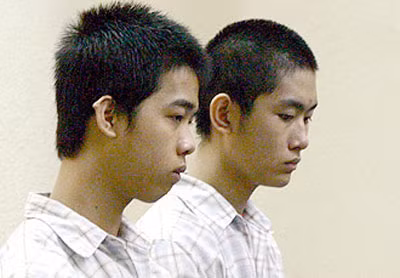 Sát thủ tuổi teen Nguyễn Ngọc Tuấn (bên trái) trong phiên tòa xét xử vụ án giết người tại quán game.