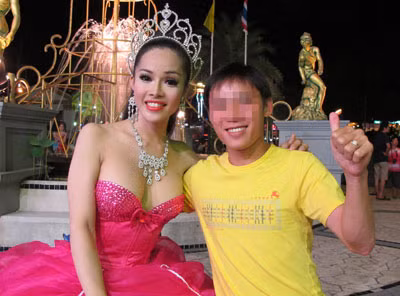 Chụp ảnh với du khách.