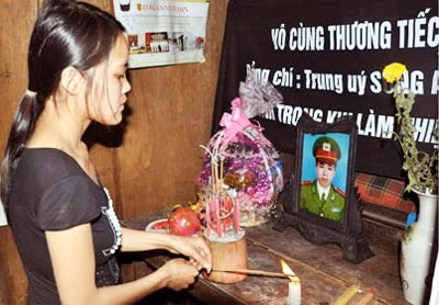 Niềm vui được làm mẹ ngắn chẳng tày gang, vợ của đồng chí Sùng A Trư đã phải đau đớn chịu cảnh góa bụa khi còn quá trẻ.