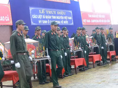 Lễ truy điệu quân tình nguyện Việt Nam hy sinh ở Campuchia về nước.