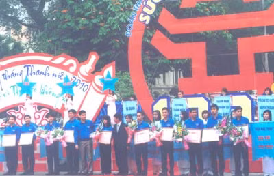 Lễ trao thưởng Tháng Thanh niên 2010 cho các tập thể Đoàn thanh niên có thành tích xuất sắc. Ảnh: Duy Tường