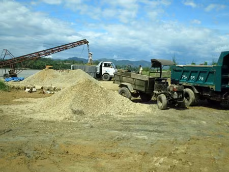 Sông Hương đang bị cày nát ảnh 1