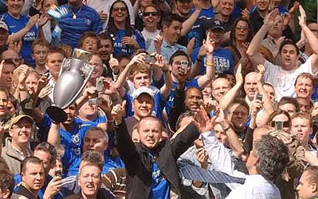 Mourinho kiêu ngạo ném huy chương vô địch Premiership lên khán đài.
