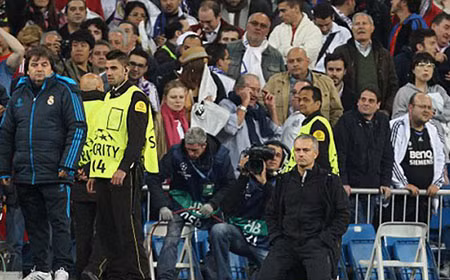 Mourinho quỳ gối.